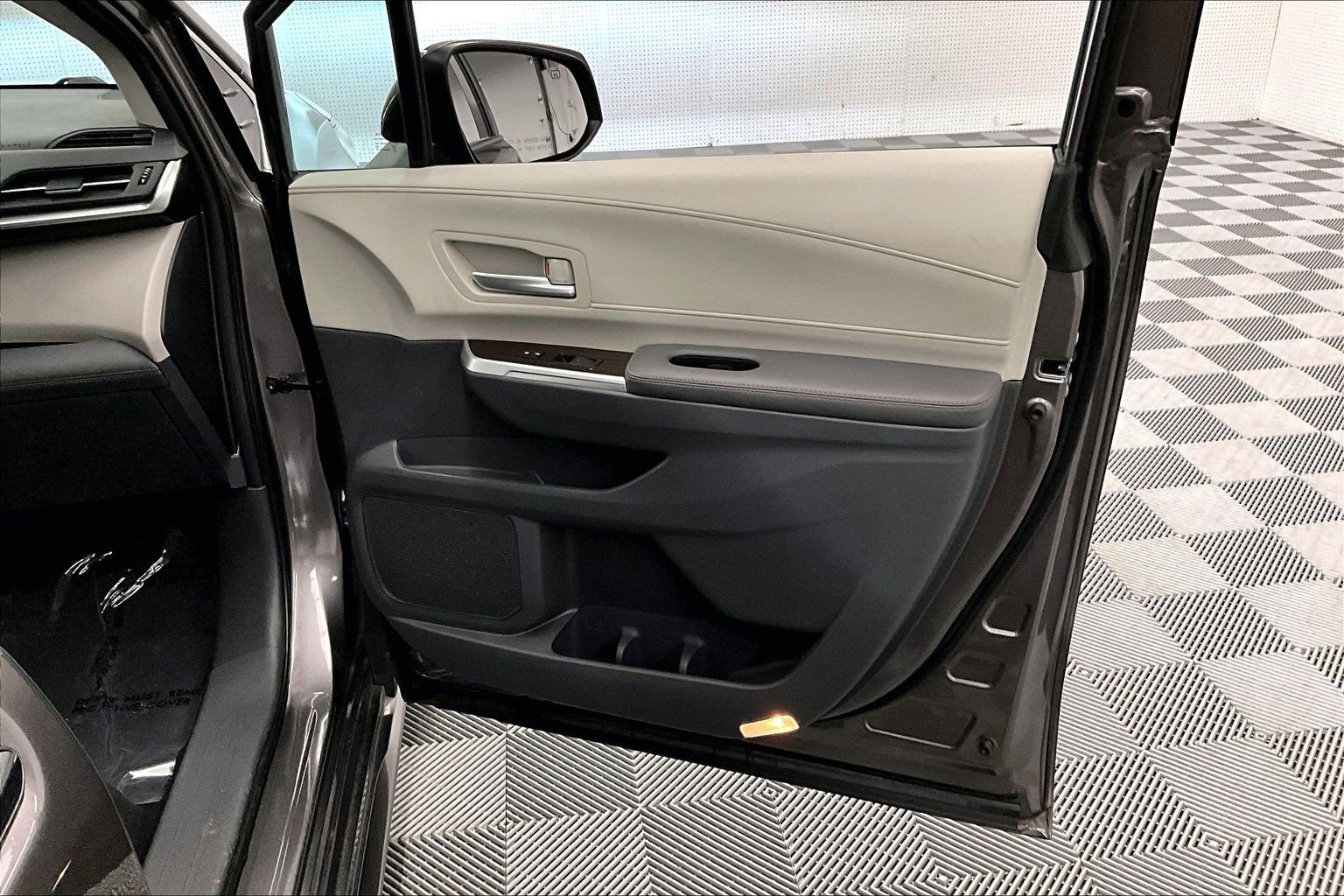 Used 2023 Toyota Sienna XLE FWD image 22