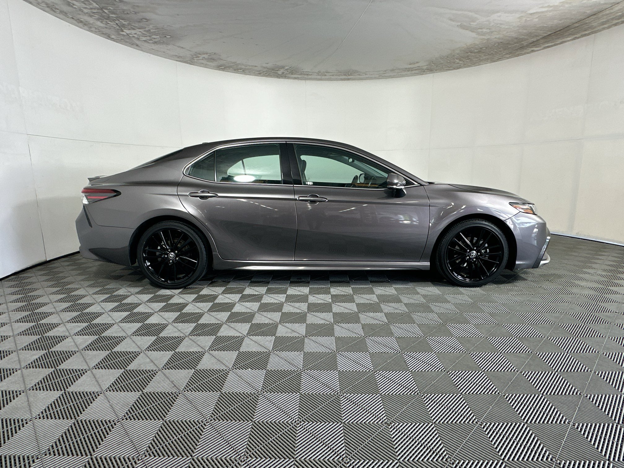 Used 2022 Toyota Camry XSE FWD image 2