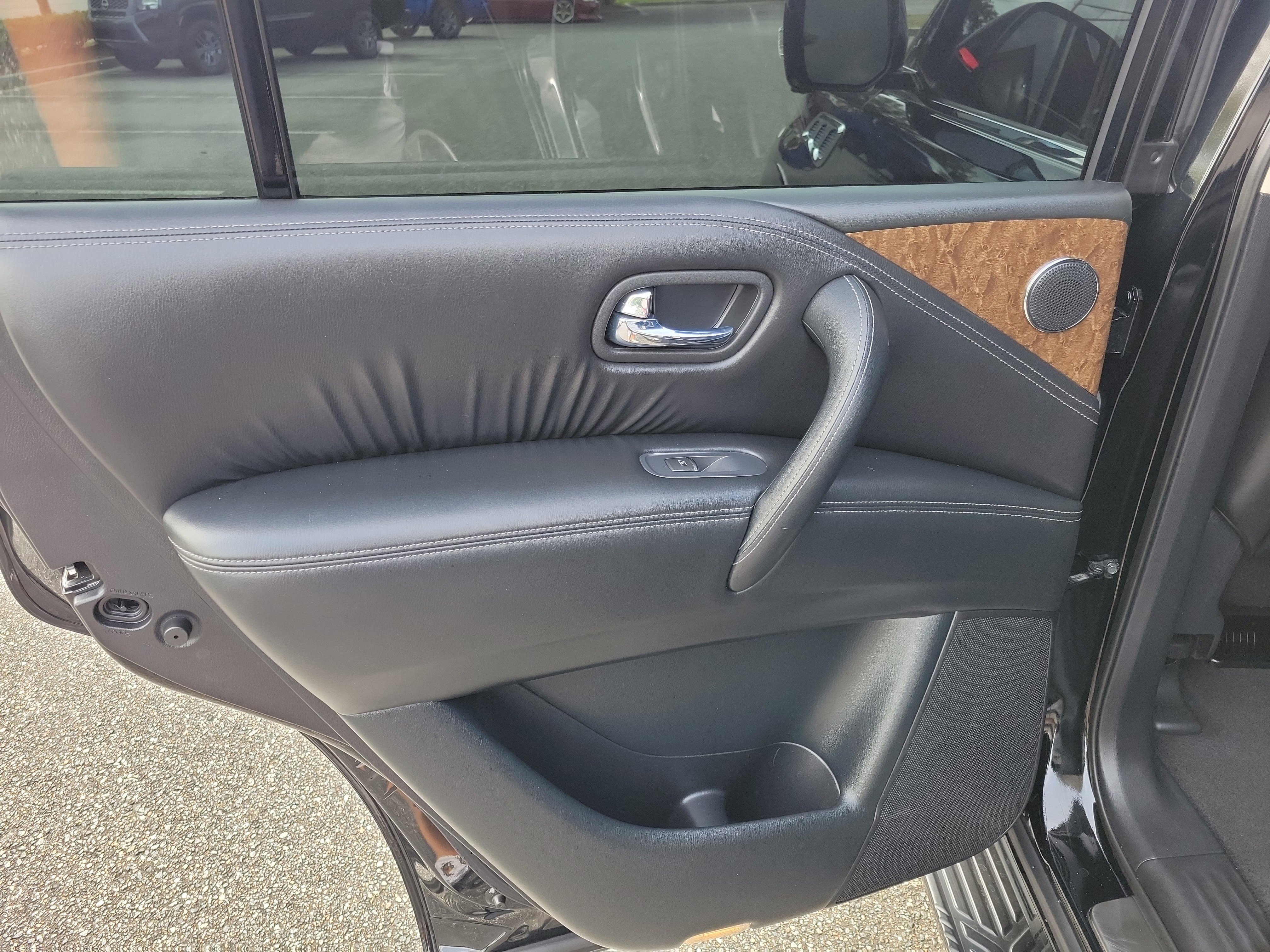 Used 2016 INFINITI QX80 Luxe w/ 22" Wheel Package image 10