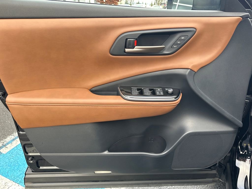 Used 2025 Toyota Crown Signia Limited image 11