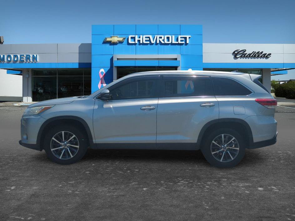 Used 2019 Toyota Highlander XLE FWD image 2