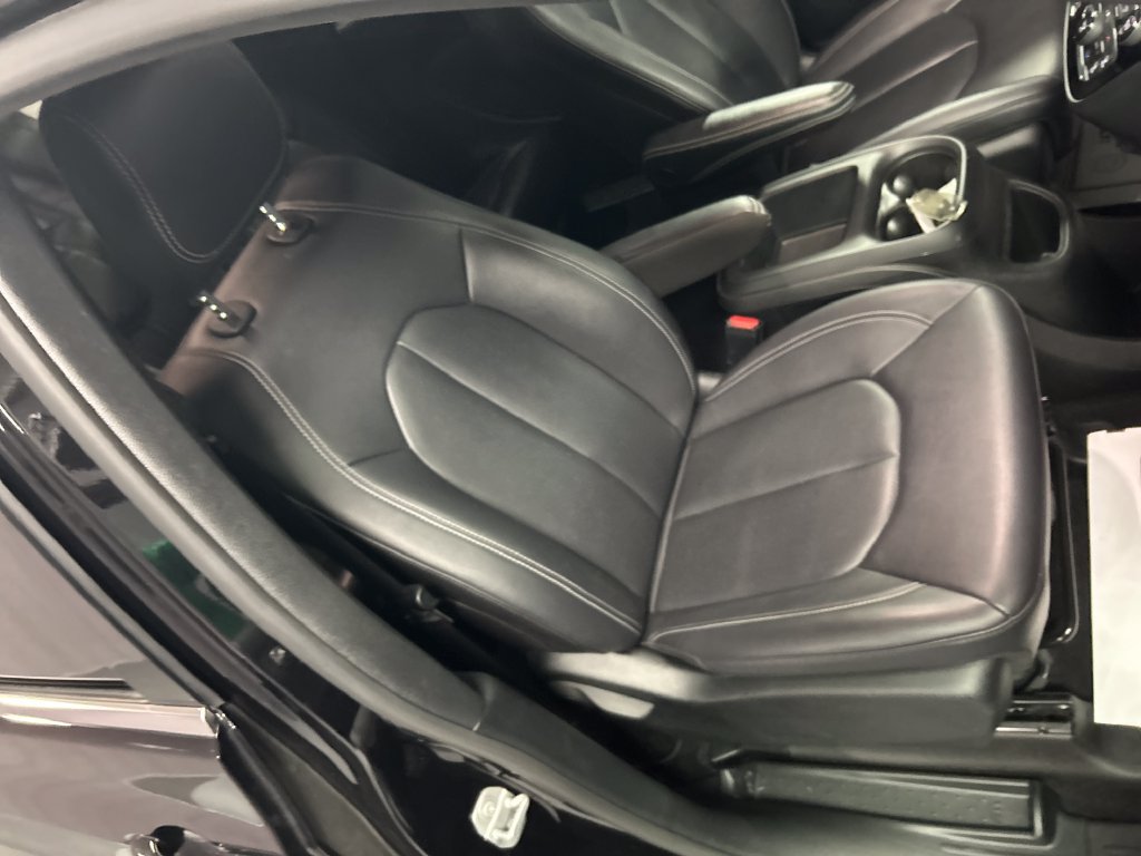 Used 2026 Chrysler Pacifica Select FWD image 26