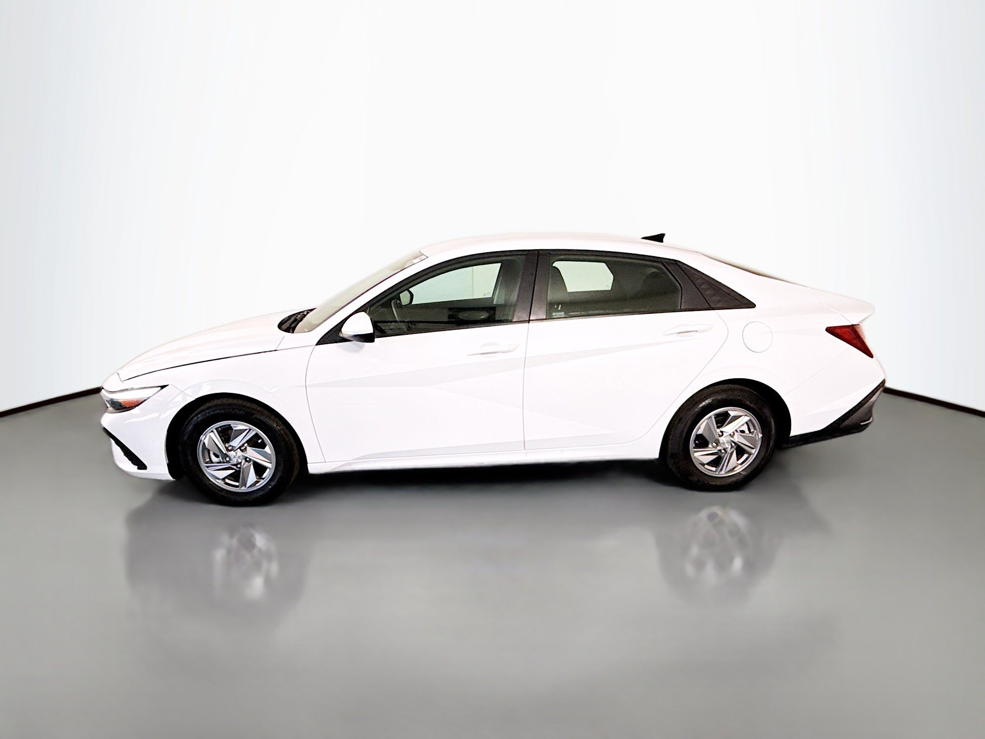 Used 2025 Hyundai Elantra SE FWD image 6