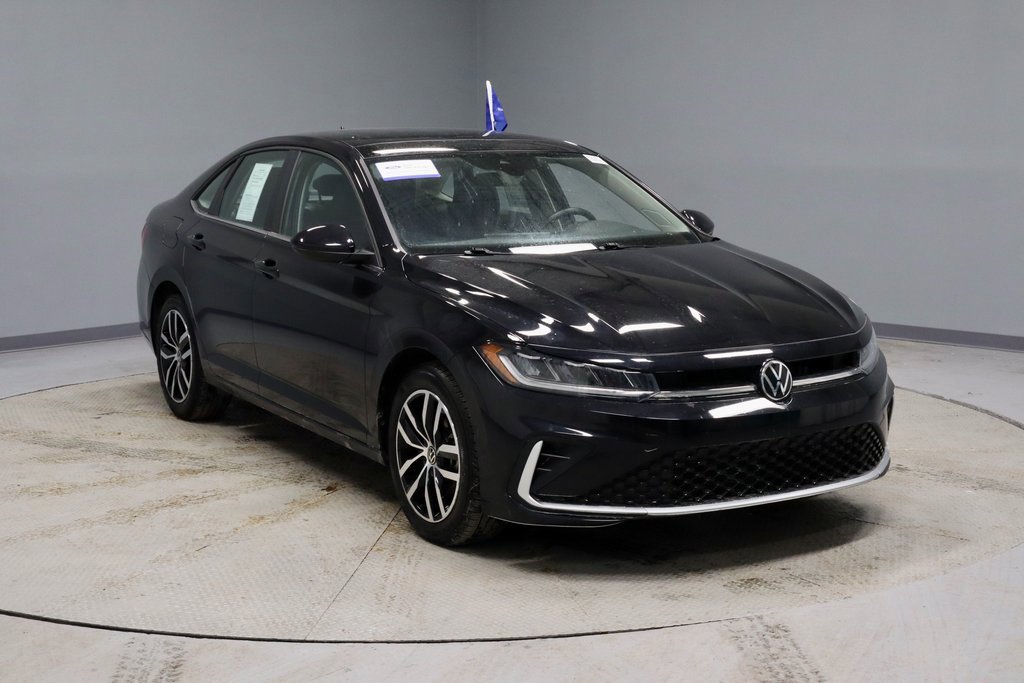 Used 2025 Volkswagen Jetta SE image 1