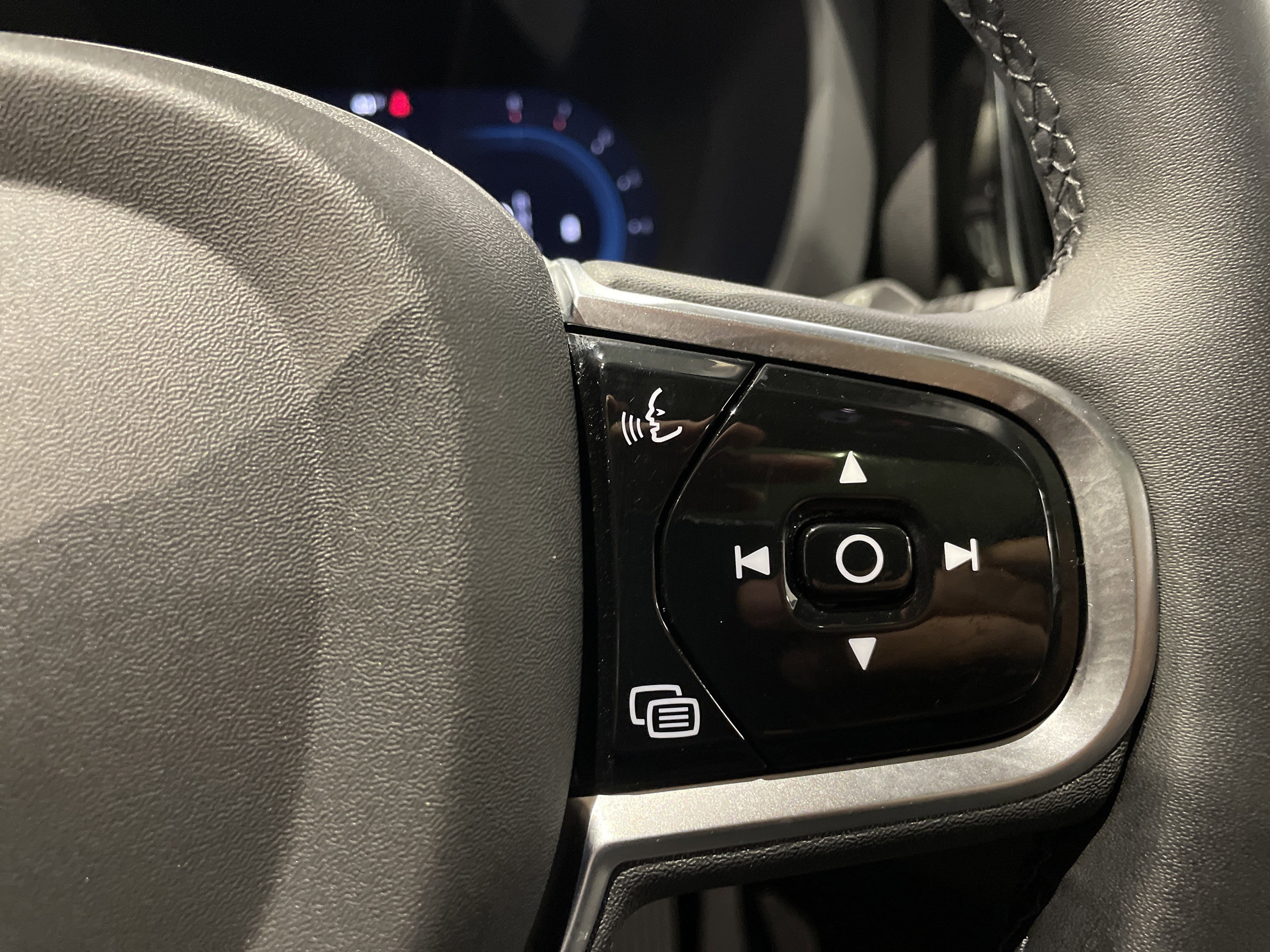 Used 2025 Volvo XC60 B5 Plus image 21