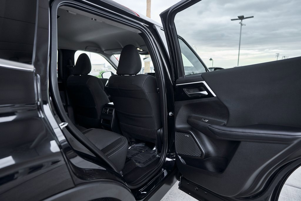 Used 2025 Mitsubishi Outlander ES image 17