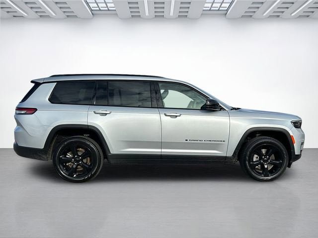 Used 2025 Jeep Grand Cherokee L Limited w/ Black Appearance Package AWD/4WD image 3