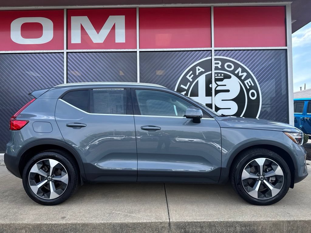 Used 2023 Volvo XC40 B5 Plus AWD/4WD image 4