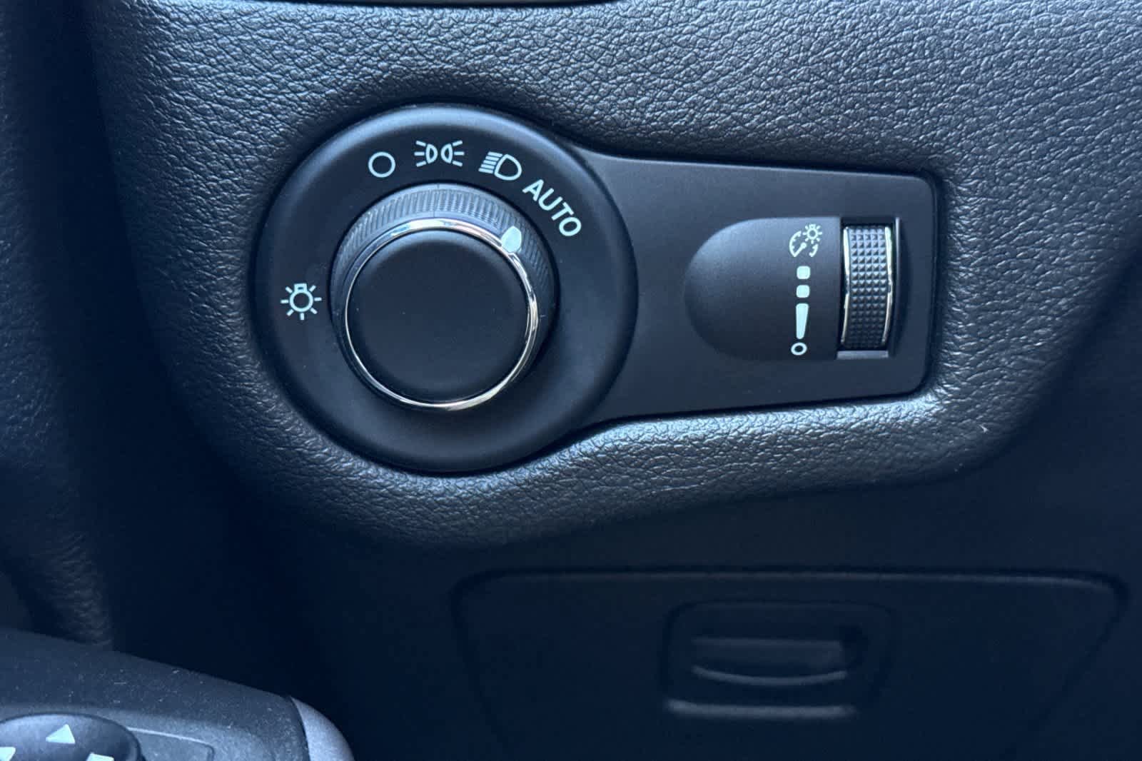 Used 2021 Jeep Cherokee Latitude FWD image 28