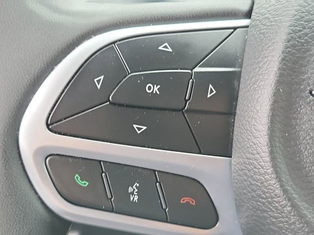 Used 2025 Chrysler Pacifica Select image 8