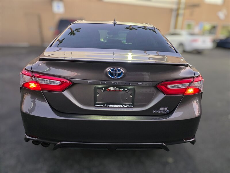 Used 2018 Toyota Camry SE image 2