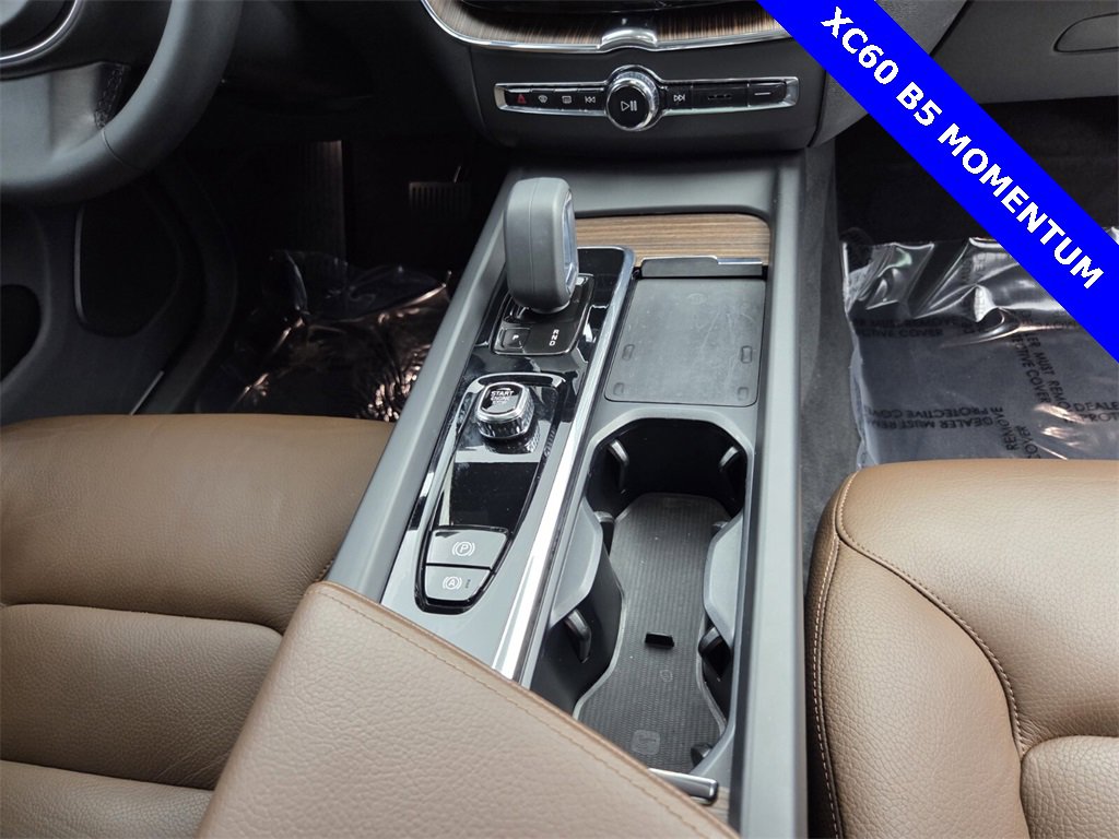 Used 2022 Volvo XC60 B5 Momentum image 23