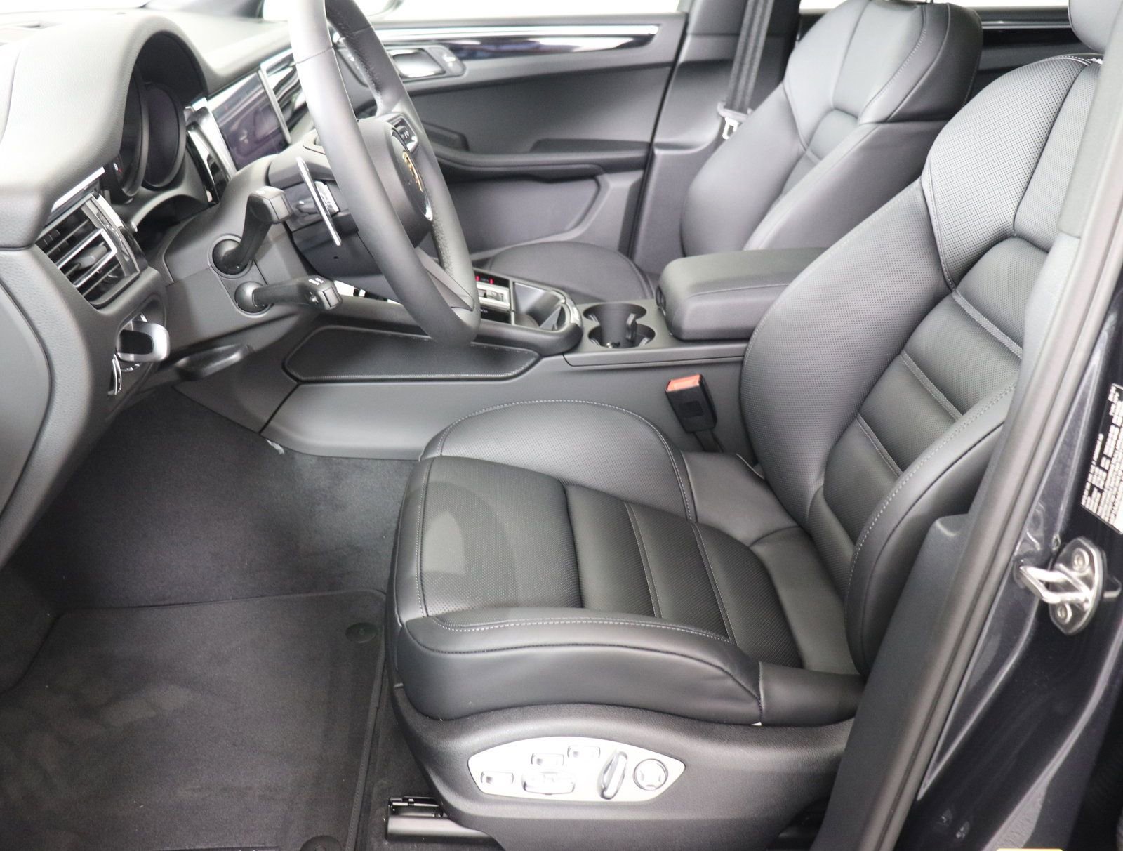 Certified 2025 Porsche Macan AWD/4WD image 5