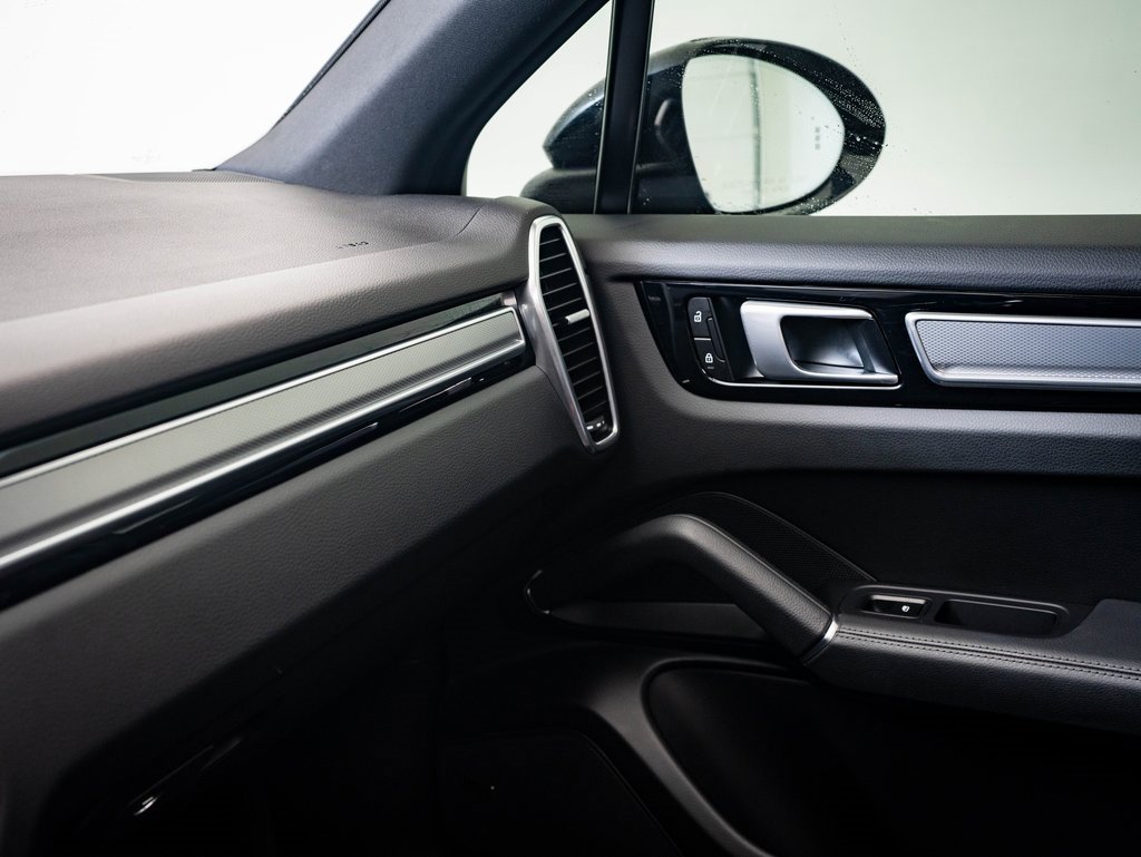 Used 2023 Porsche Cayenne Platinum Edition image 31