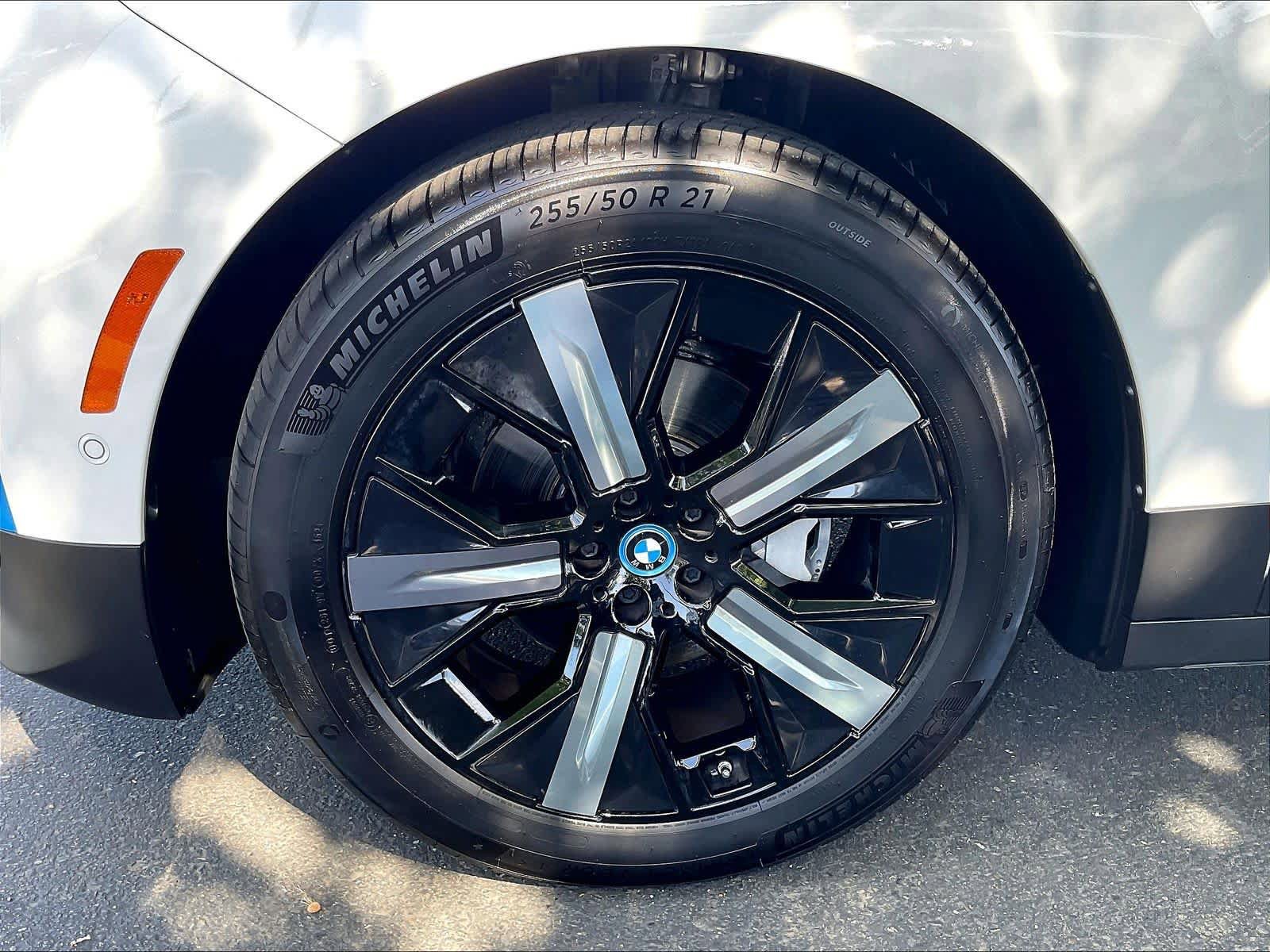 Used 2023 BMW iX xDrive50 w/ Premium Package AWD/4WD image 12