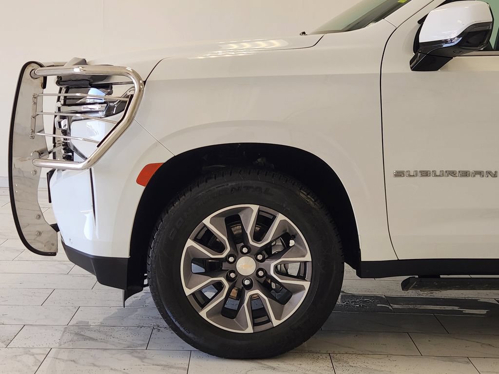 Used 2022 Chevrolet Suburban LT w/ Luxury Package RWD image 8