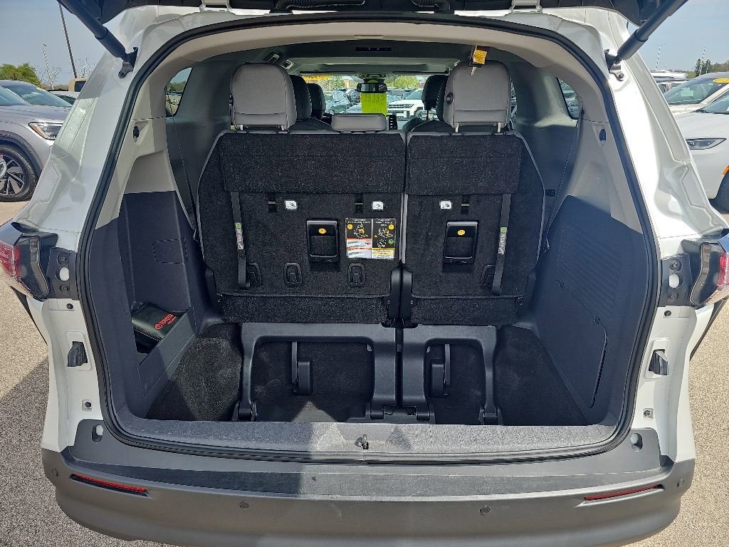 Used 2024 Toyota Sienna XLE AWD/4WD image 35