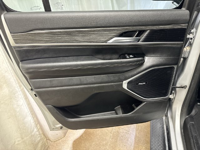 Used 2024 Jeep Wagoneer L Series II w/ Flexible Seating Group AWD/4WD image 24