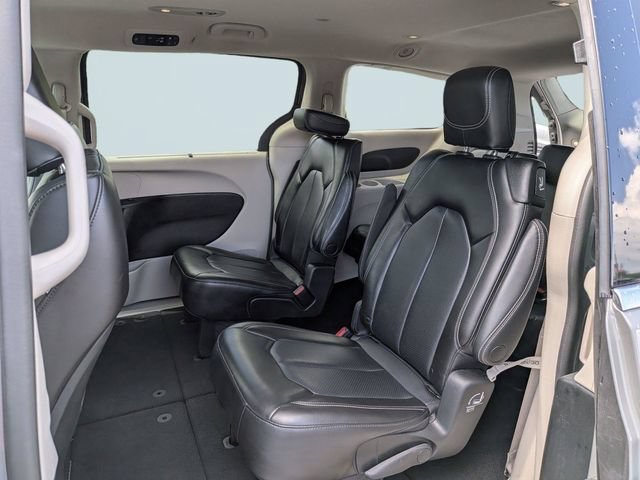 Used 2023 Chrysler Pacifica Touring-L FWD image 13