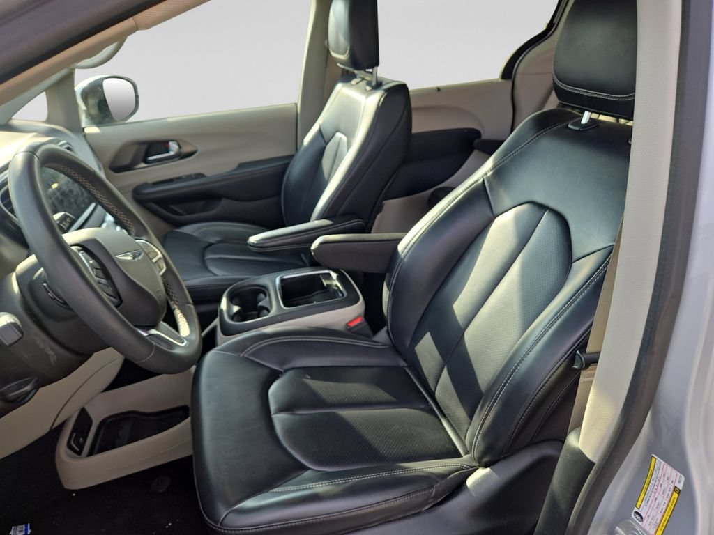 Used 2023 Chrysler Pacifica Touring-L FWD image 21