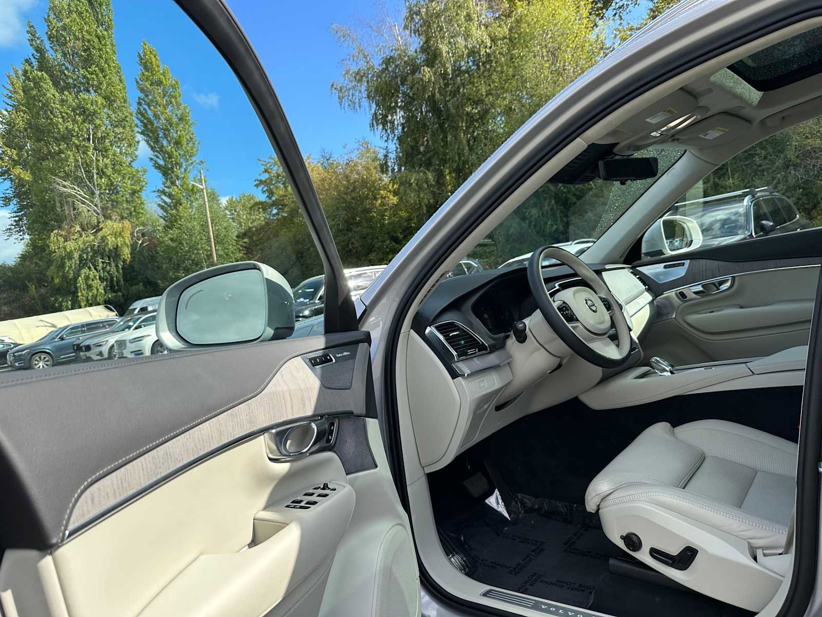 Used 2025 Volvo XC90 B6 Ultra w/ Lounge Package image 24