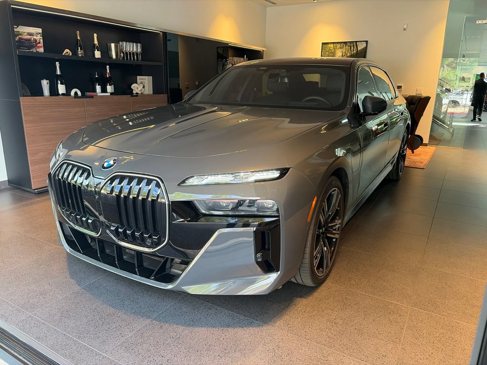 Used 2025 BMW 750e xDrive w/ Executive Package AWD/4WD image 2