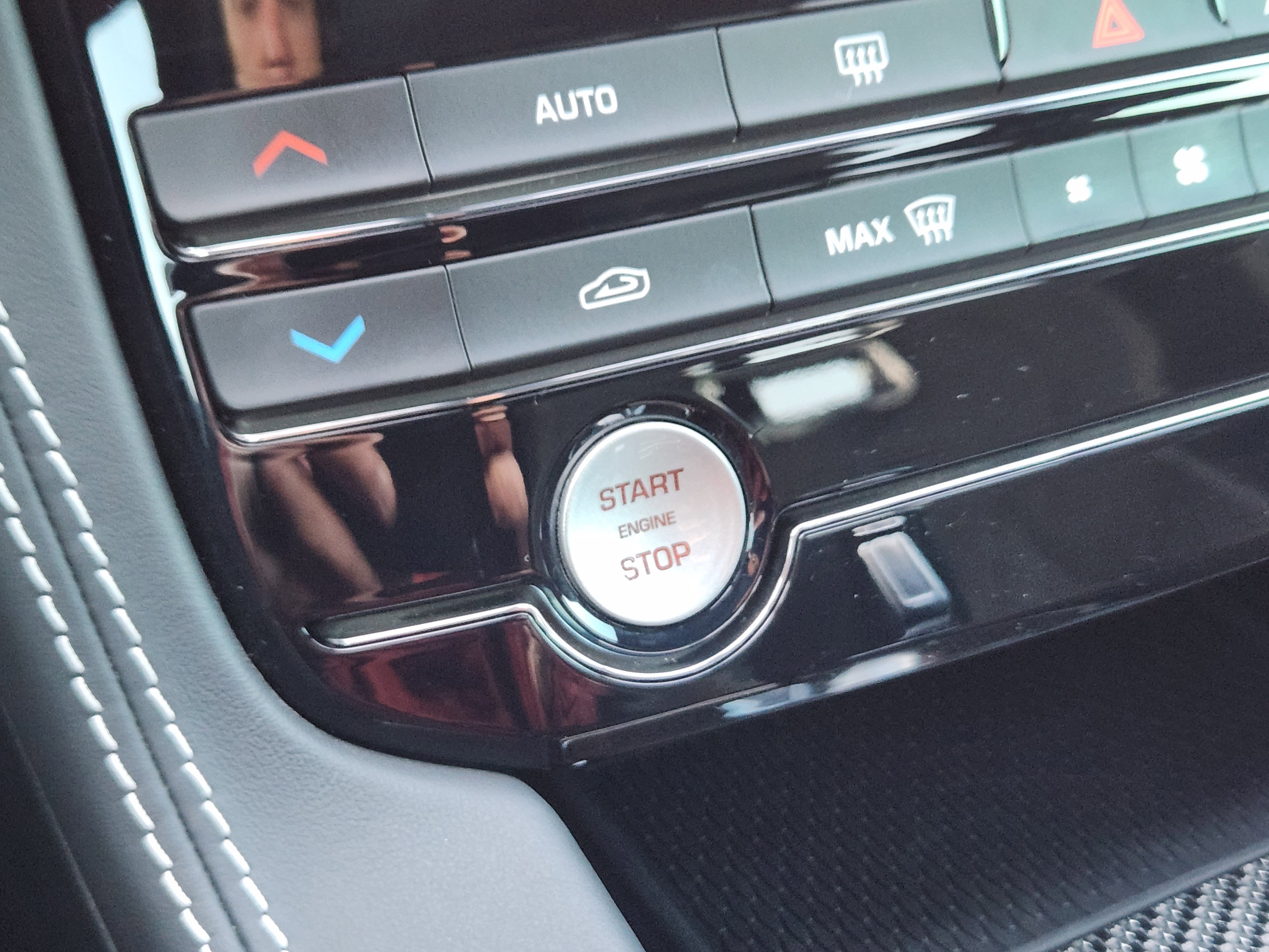 Used 2020 Jaguar F-PACE SVR image 19