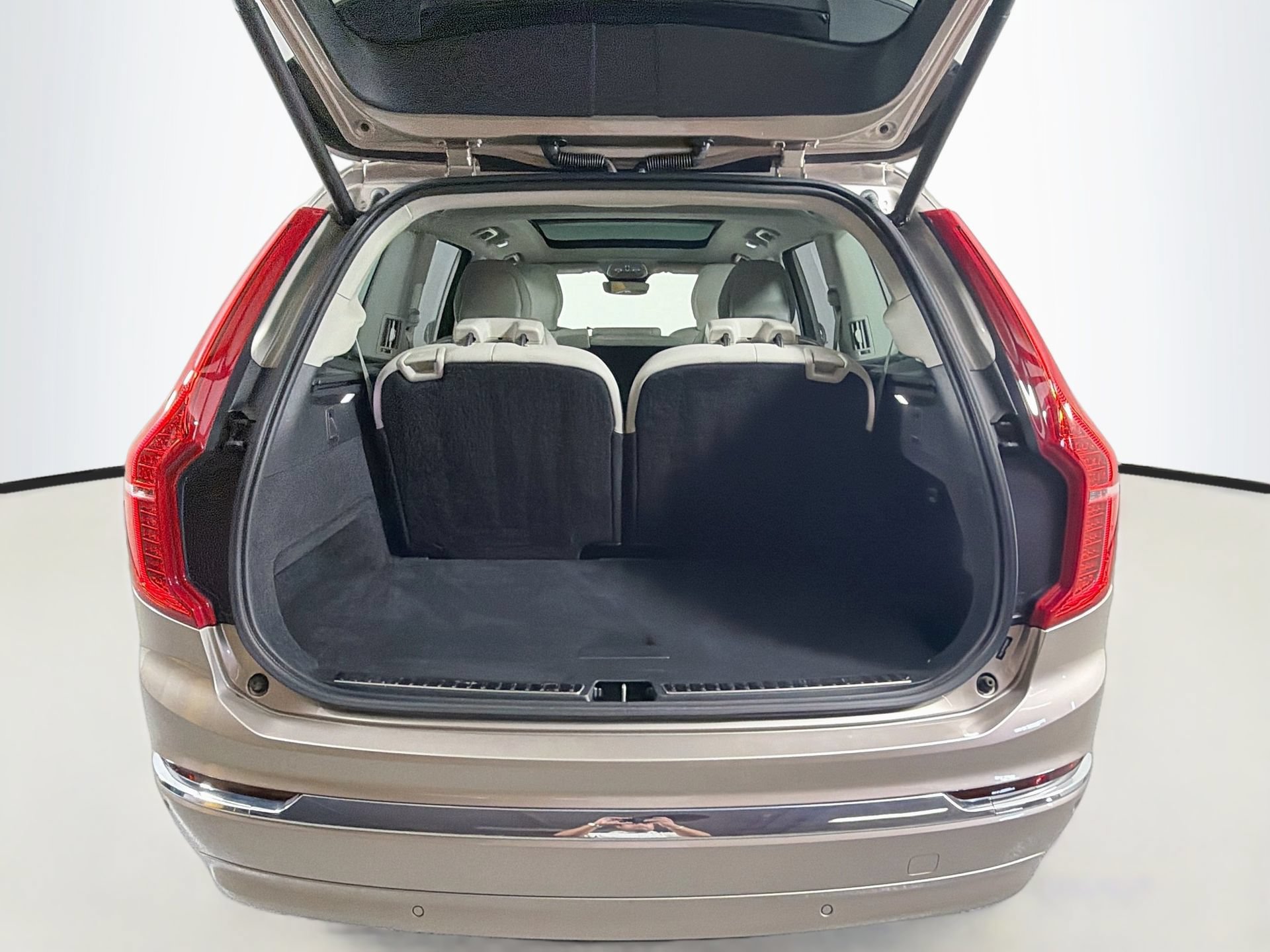 Certified 2024 Volvo XC90 B5 Plus AWD/4WD image 28