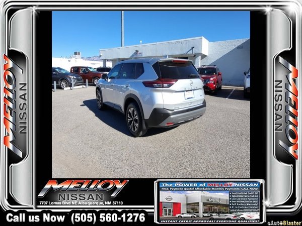 Used 2023 Nissan Rogue SV image 3