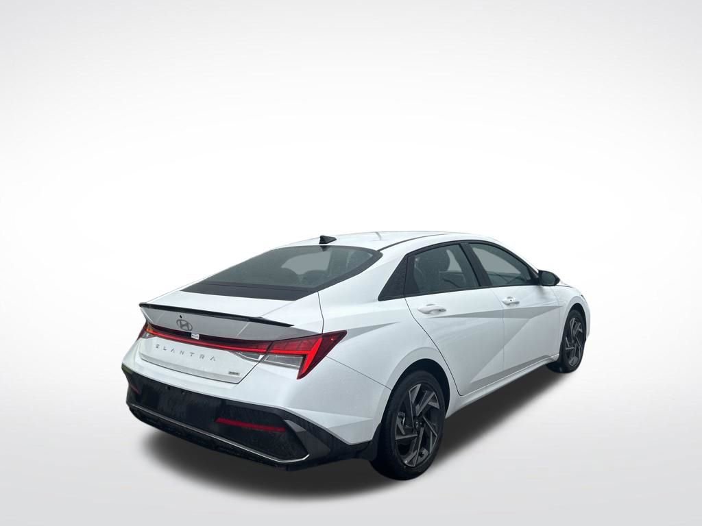 Used 2025 Hyundai Elantra SEL image 5