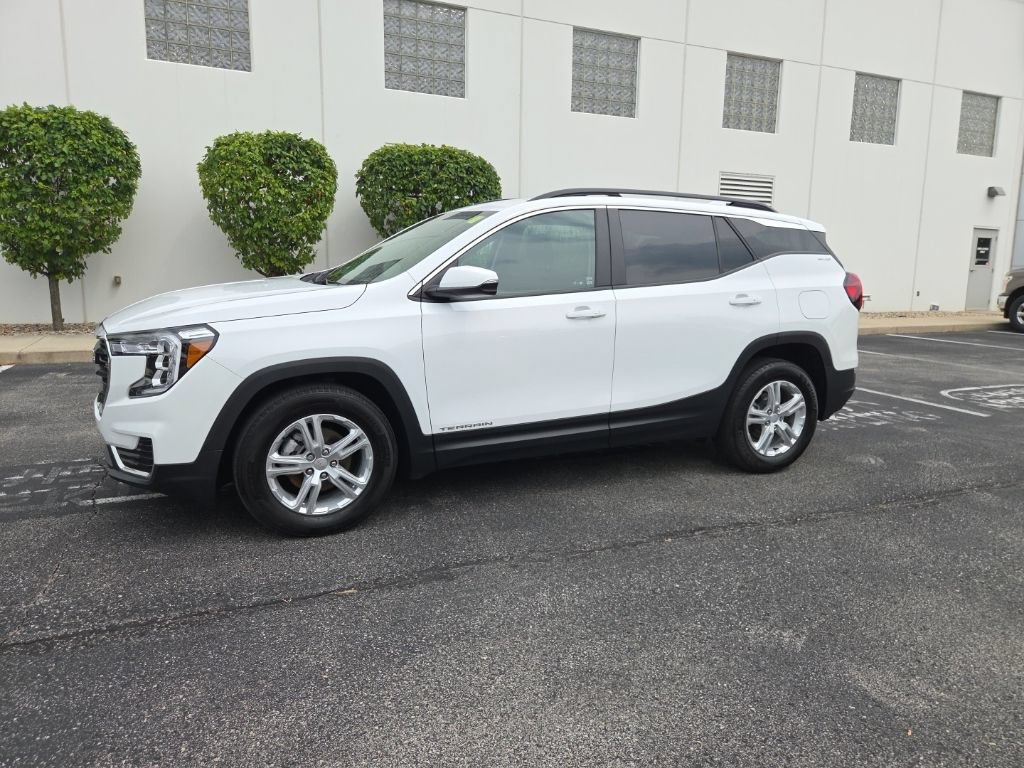 Used 2024 GMC Terrain SLE w/ Driver Convenience Package FWD image 2