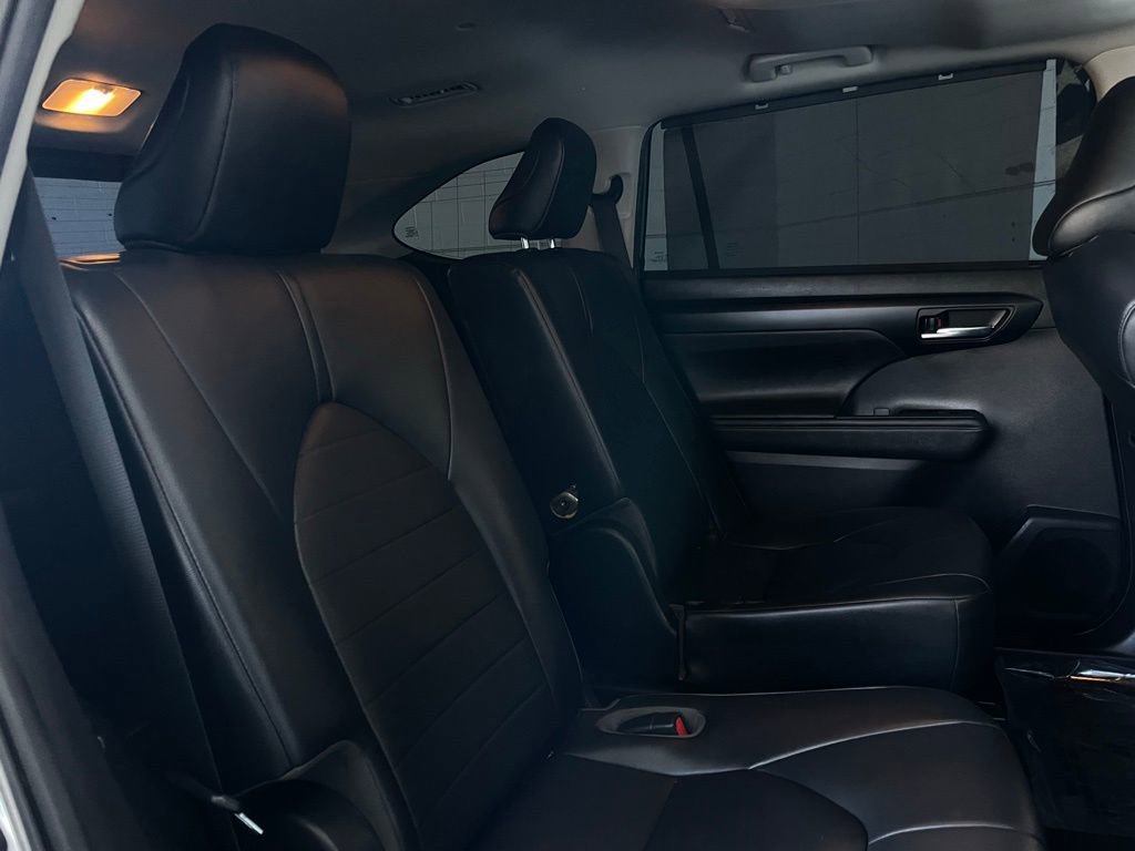 Used 2020 Toyota Highlander XLE image 21