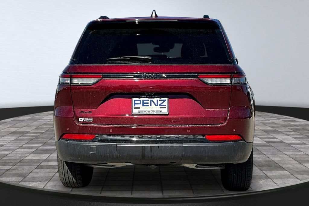 Used 2024 Jeep Grand Cherokee Altitude AWD/4WD image 5
