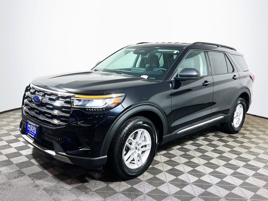 Used 2025 Ford Explorer Active AWD/4WD image 3