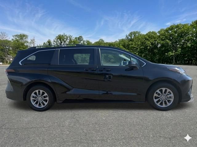 Used 2023 Toyota Sienna LE AWD/4WD image 10