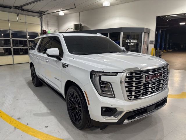 Used 2026 GMC Yukon XL Denali w/ Denali Reserve Package image 3
