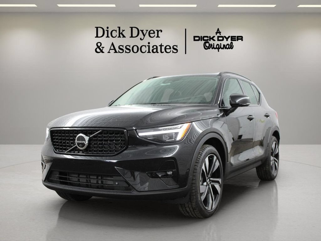 New 2026 Volvo XC40 B5 Plus w/ Climate Package AWD/4WD image 5
