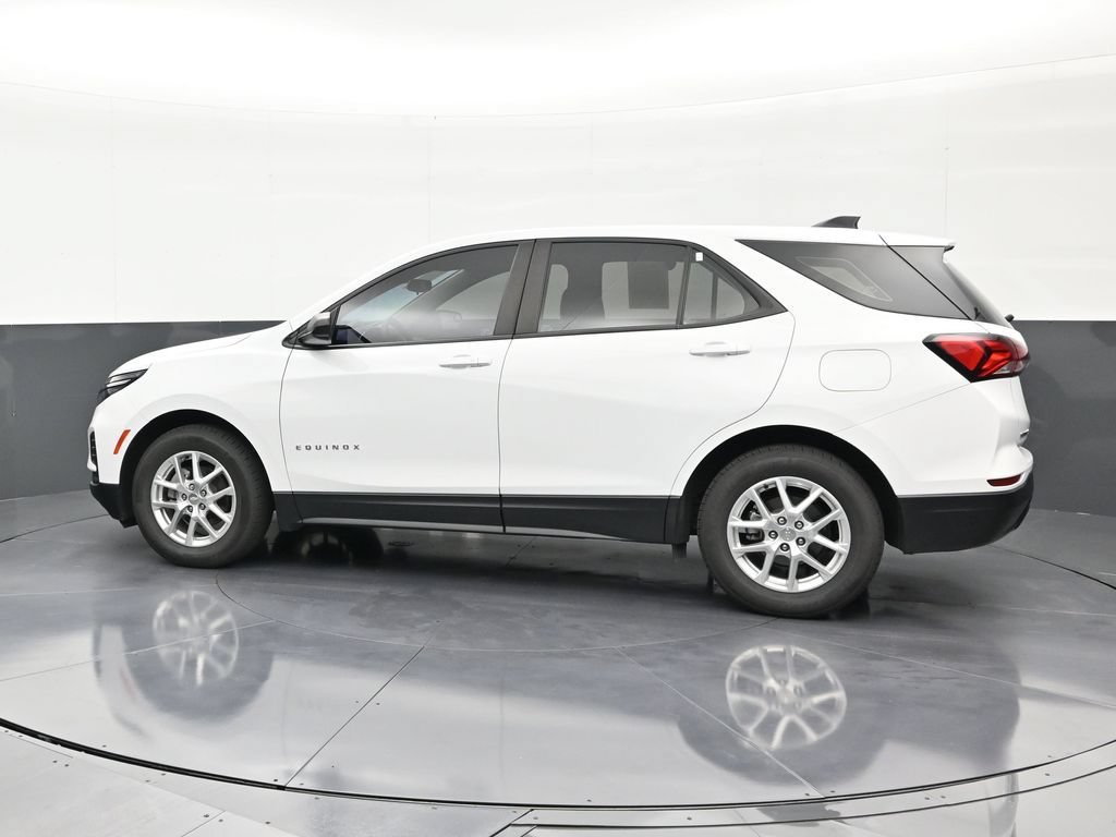Used 2022 Chevrolet Equinox LS FWD image 2