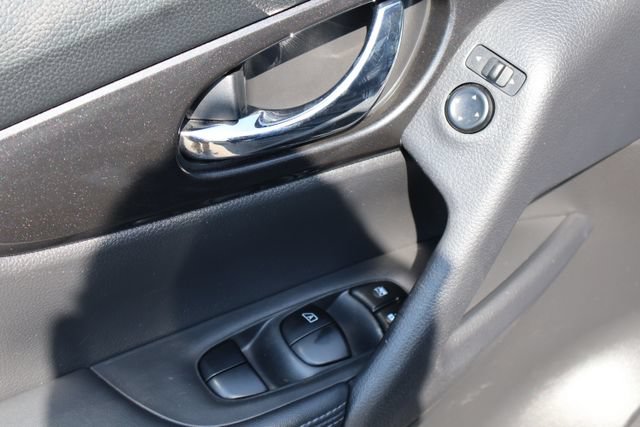 Used 2017 Nissan Rogue SV AWD/4WD image 15