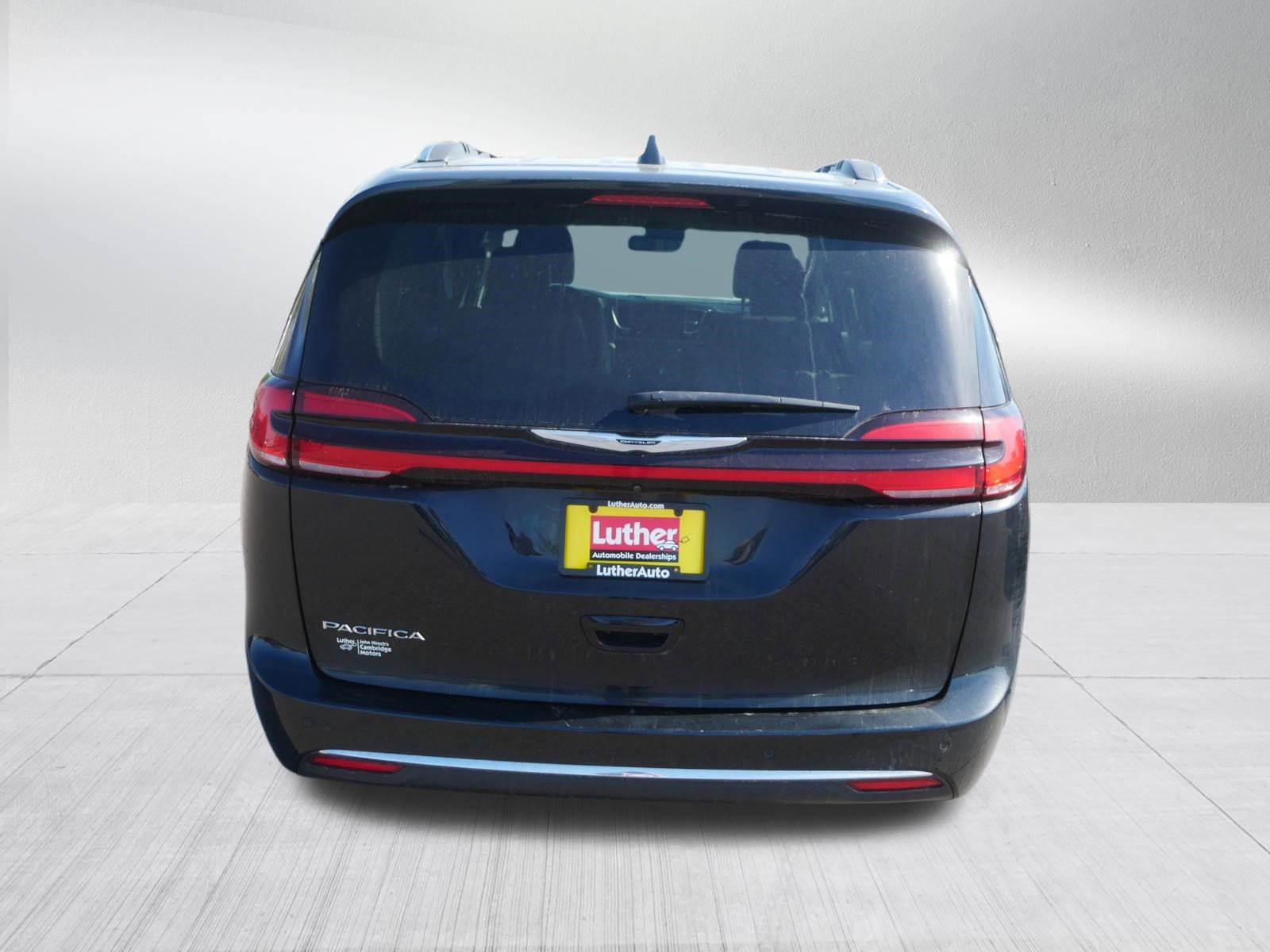 Used 2021 Chrysler Pacifica Touring-L FWD image 4
