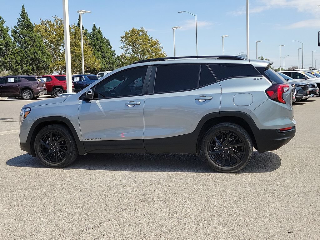 Used 2024 GMC Terrain SLE w/ Driver Convenience Package FWD image 7