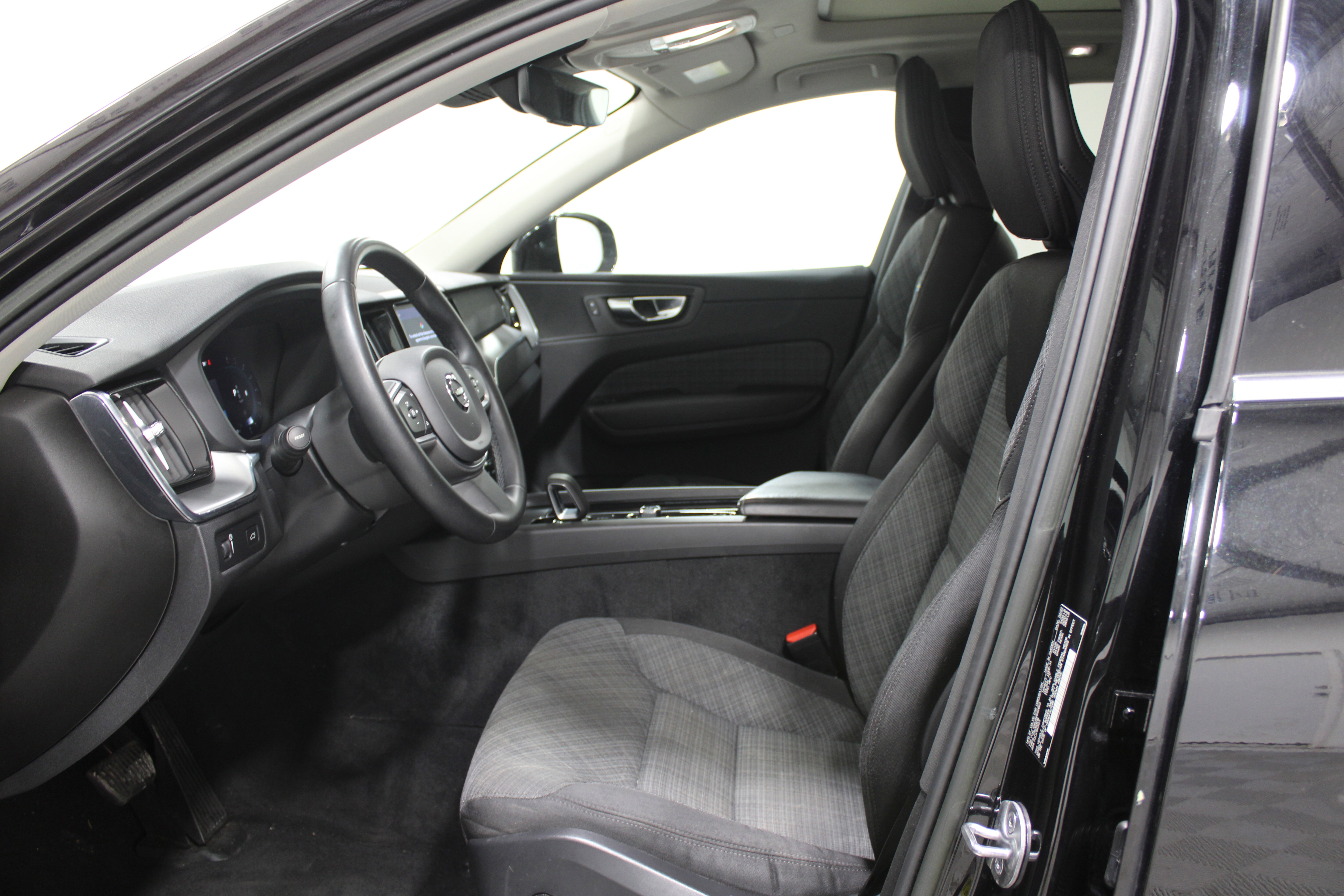 Used 2022 Volvo XC60 B5 Momentum AWD/4WD image 3