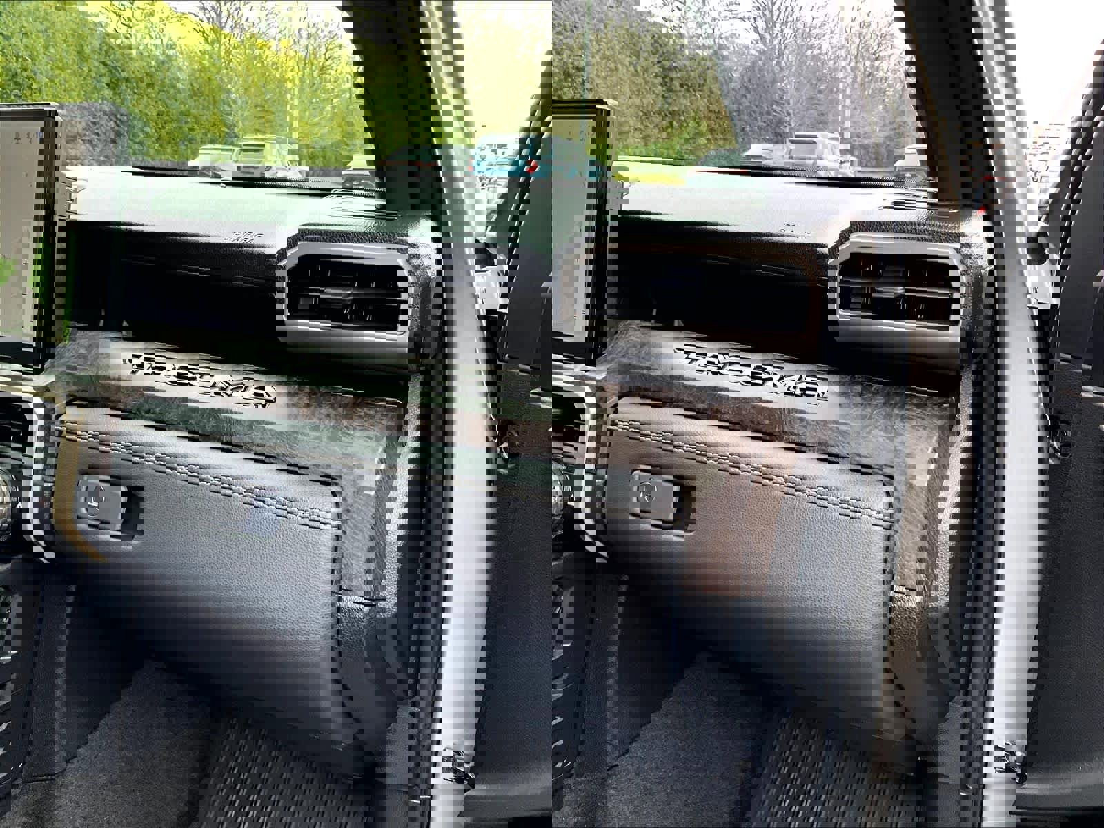 Used 2025 Toyota Tacoma Limited image 13