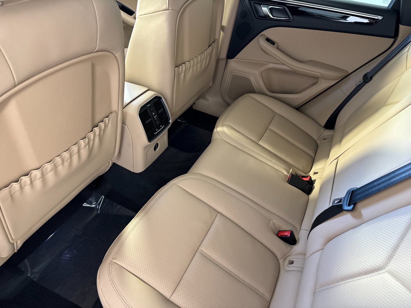Certified 2026 Porsche Macan AWD/4WD image 14