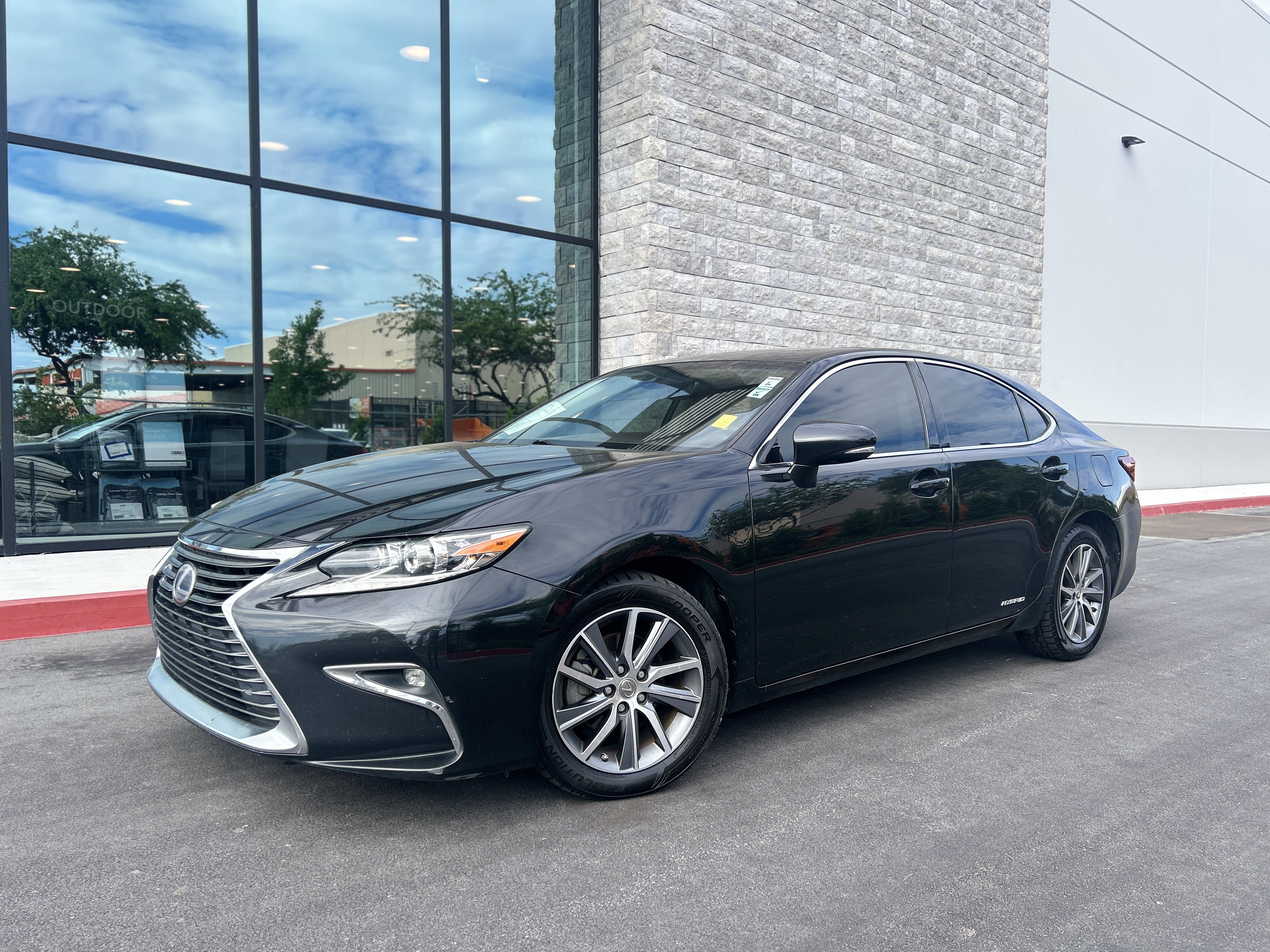 Used 2017 Lexus ES 300h w/ Navigation System Package FWD image 1