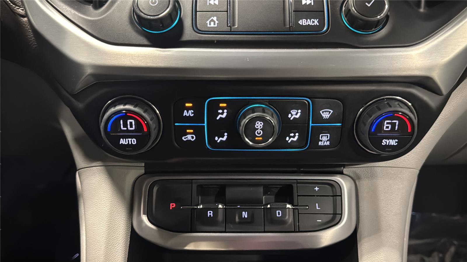 Used 2020 GMC Acadia SLT w/ Driver Alert Package II image 19