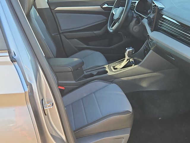 Used 2025 Volkswagen Jetta SE FWD image 21