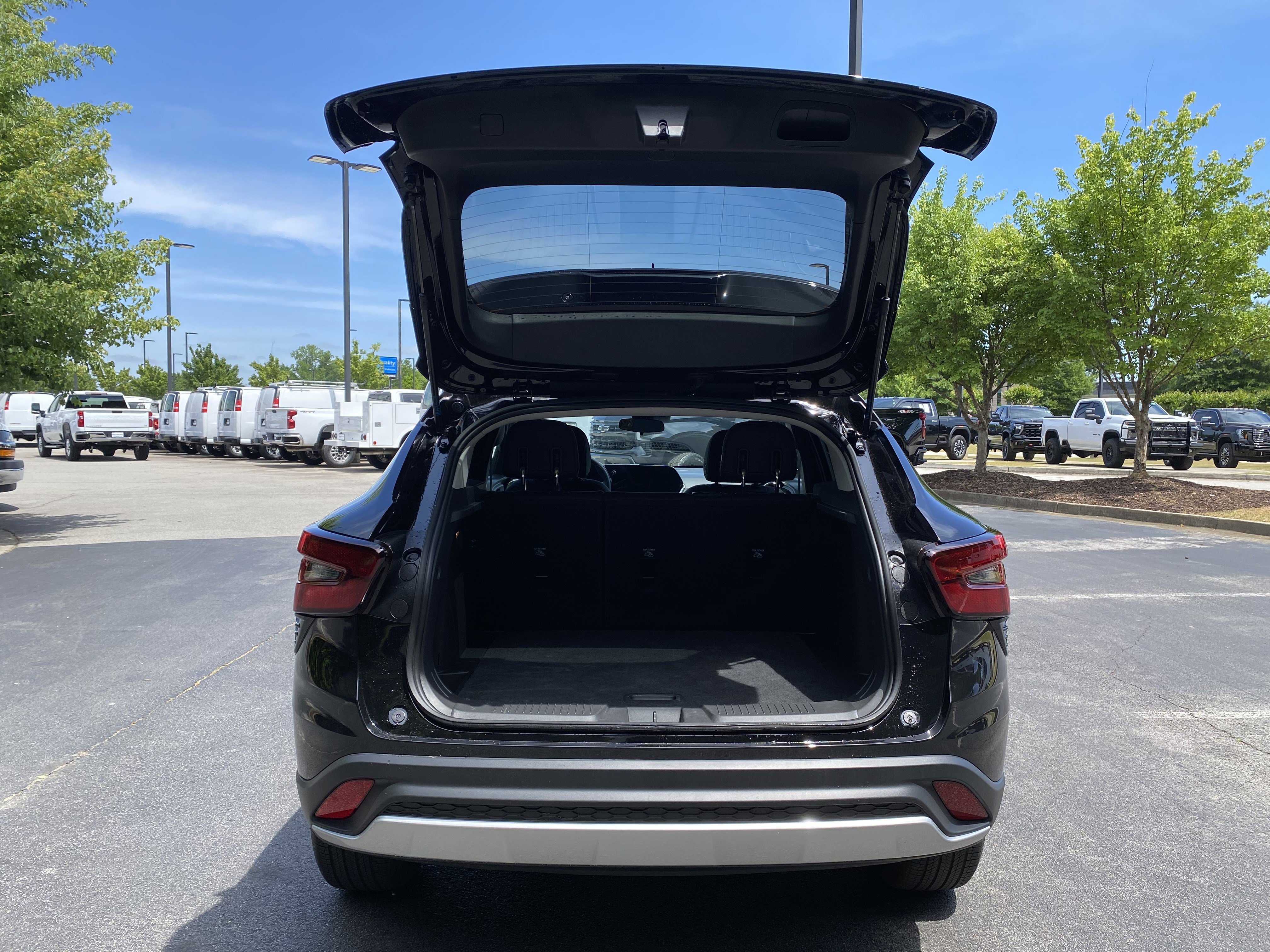 Used 2026 Chevrolet Trax LT w/ LPO, Blackout Package FWD image 11
