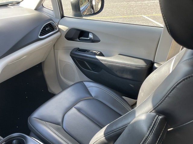 Used 2023 Chrysler Pacifica Touring-L image 35