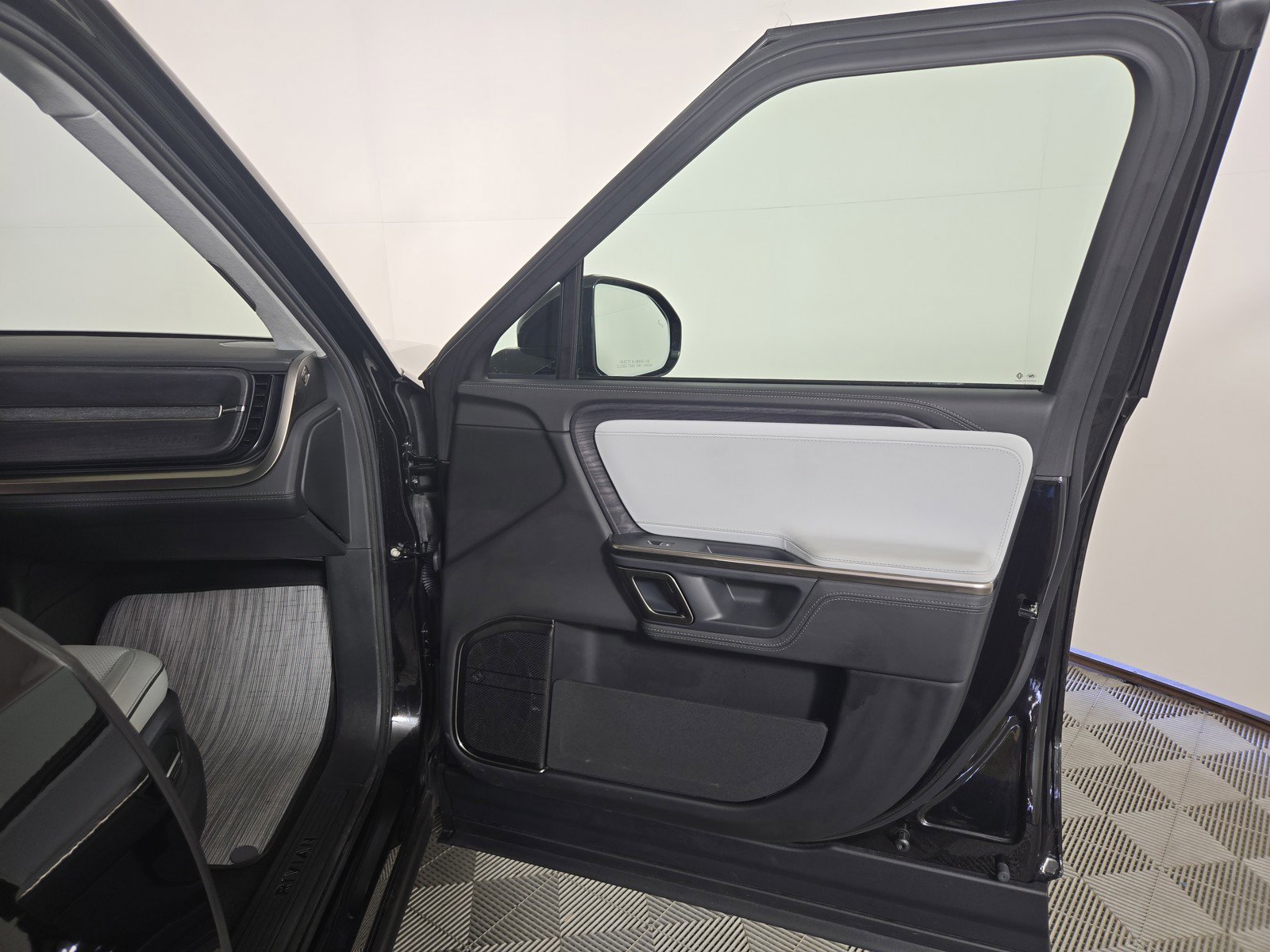 Used 2024 Rivian R1S Adventure AWD/4WD image 18